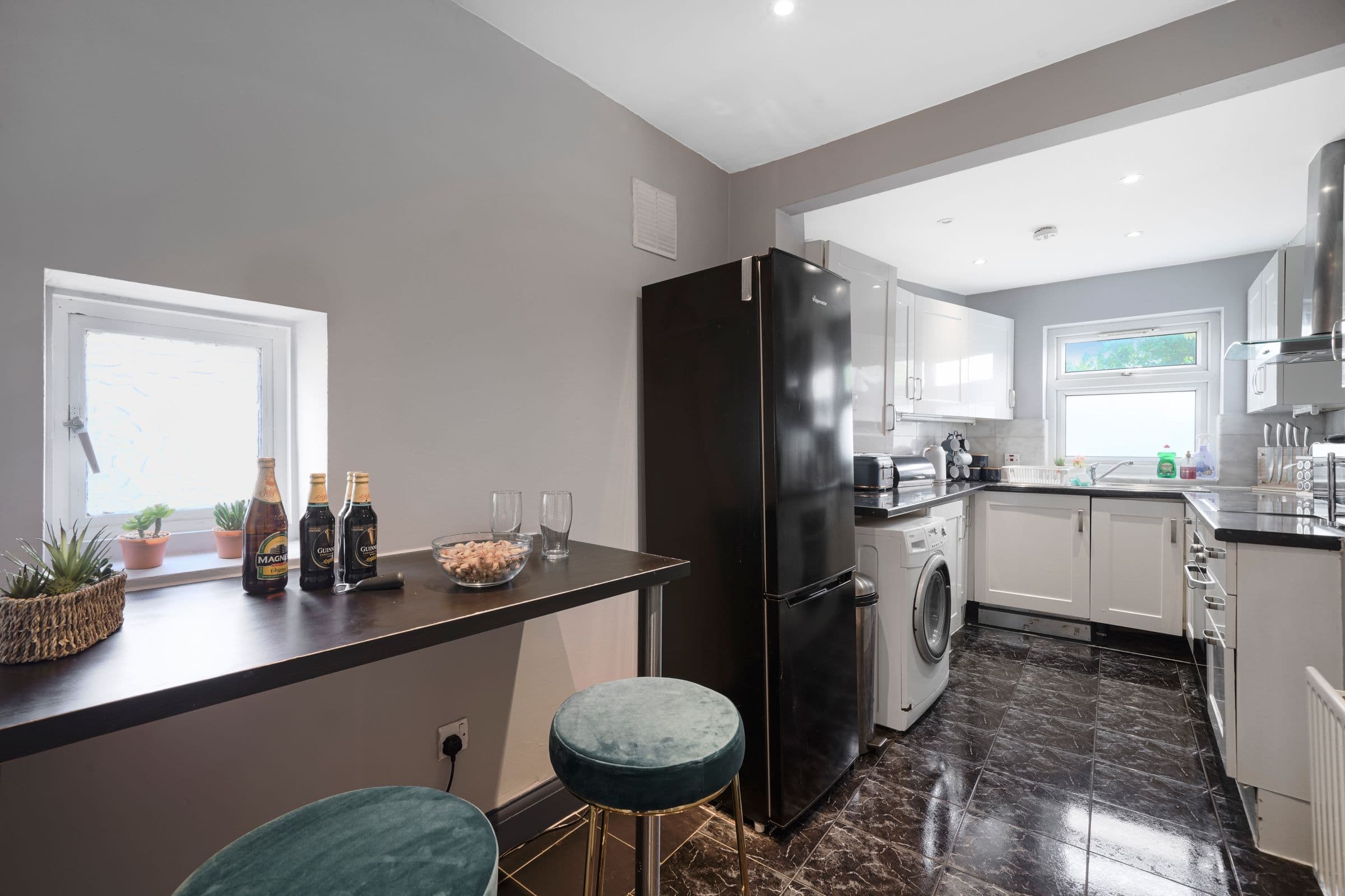 Elegant London flat FREE Parking & Modern Comforts (12)