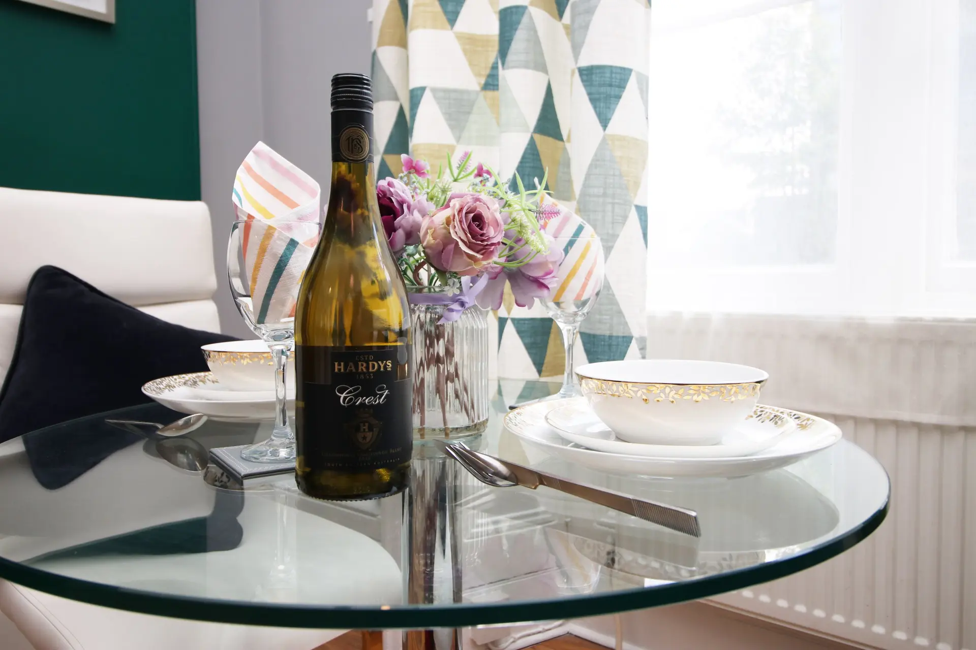 Stylish Garden New Flat in Clifton – Living room (9)