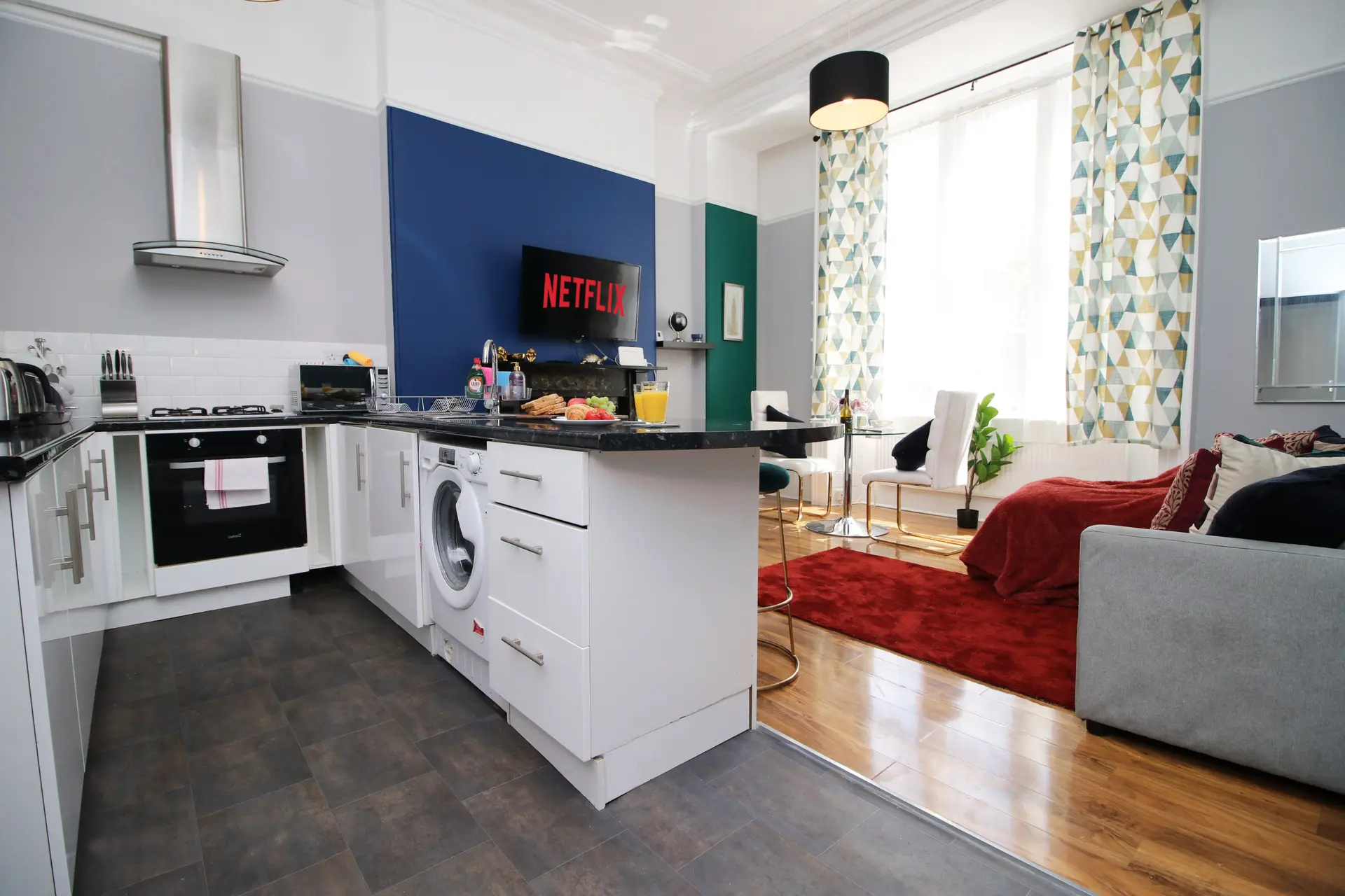 Stylish Garden New Flat in Clifton – Living room (2)