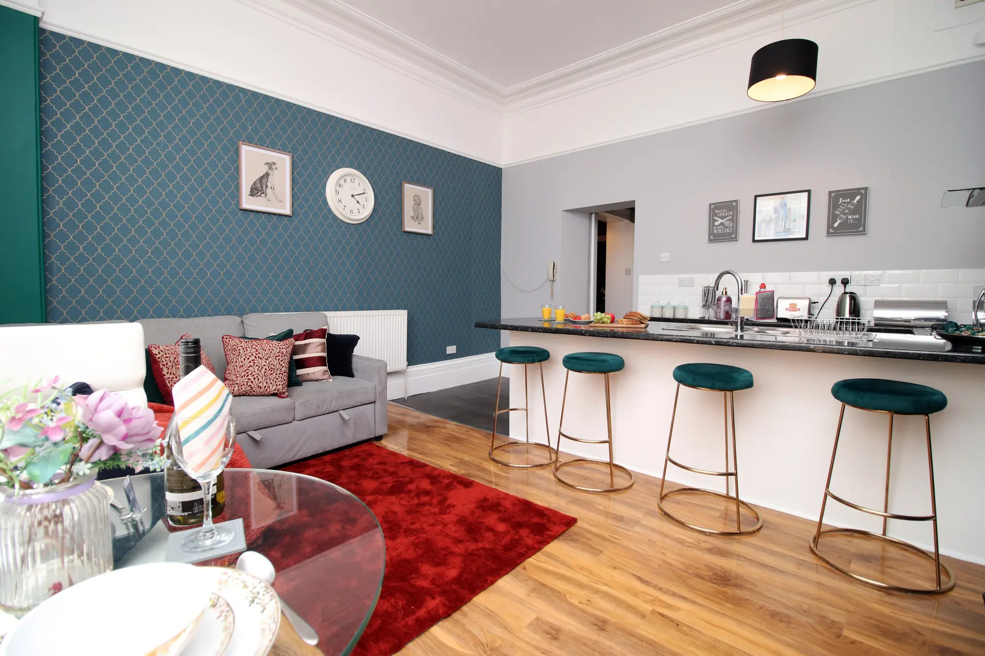 Stylish Garden New Flat in Clifton – Living room (4)