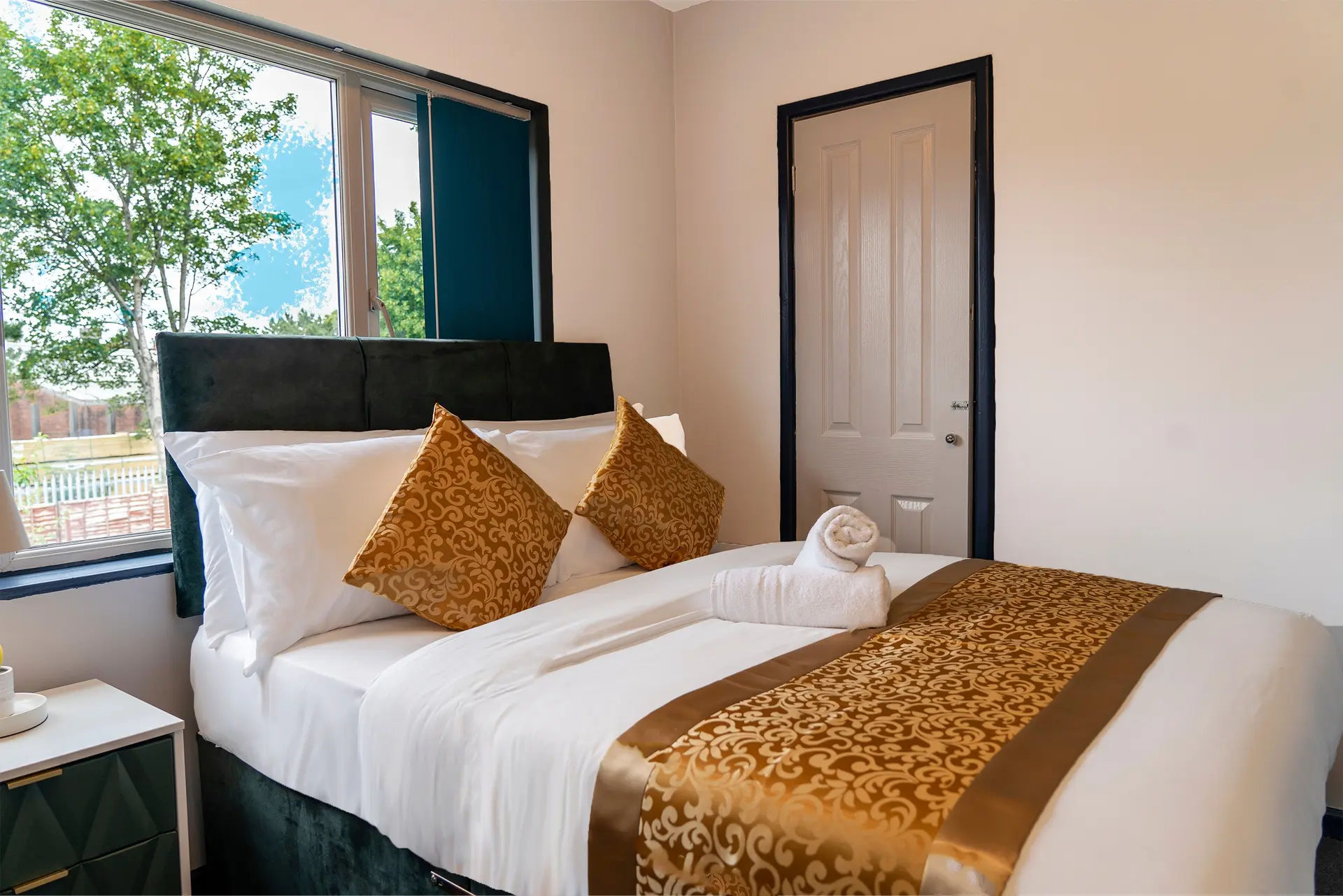 Spacious Luxury Garden House Free Parking (3)