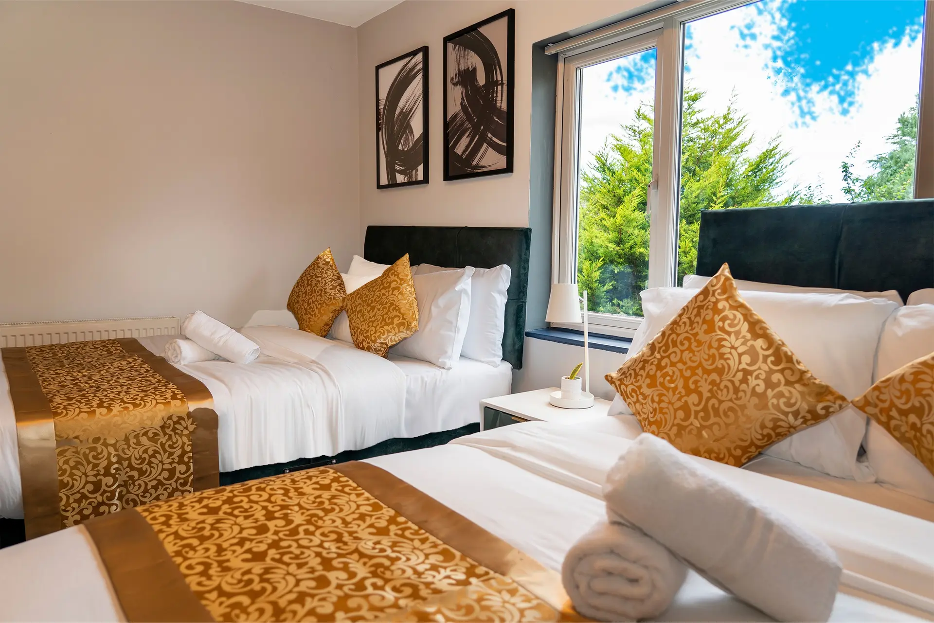 Spacious Luxury Garden House Free Parking (2)