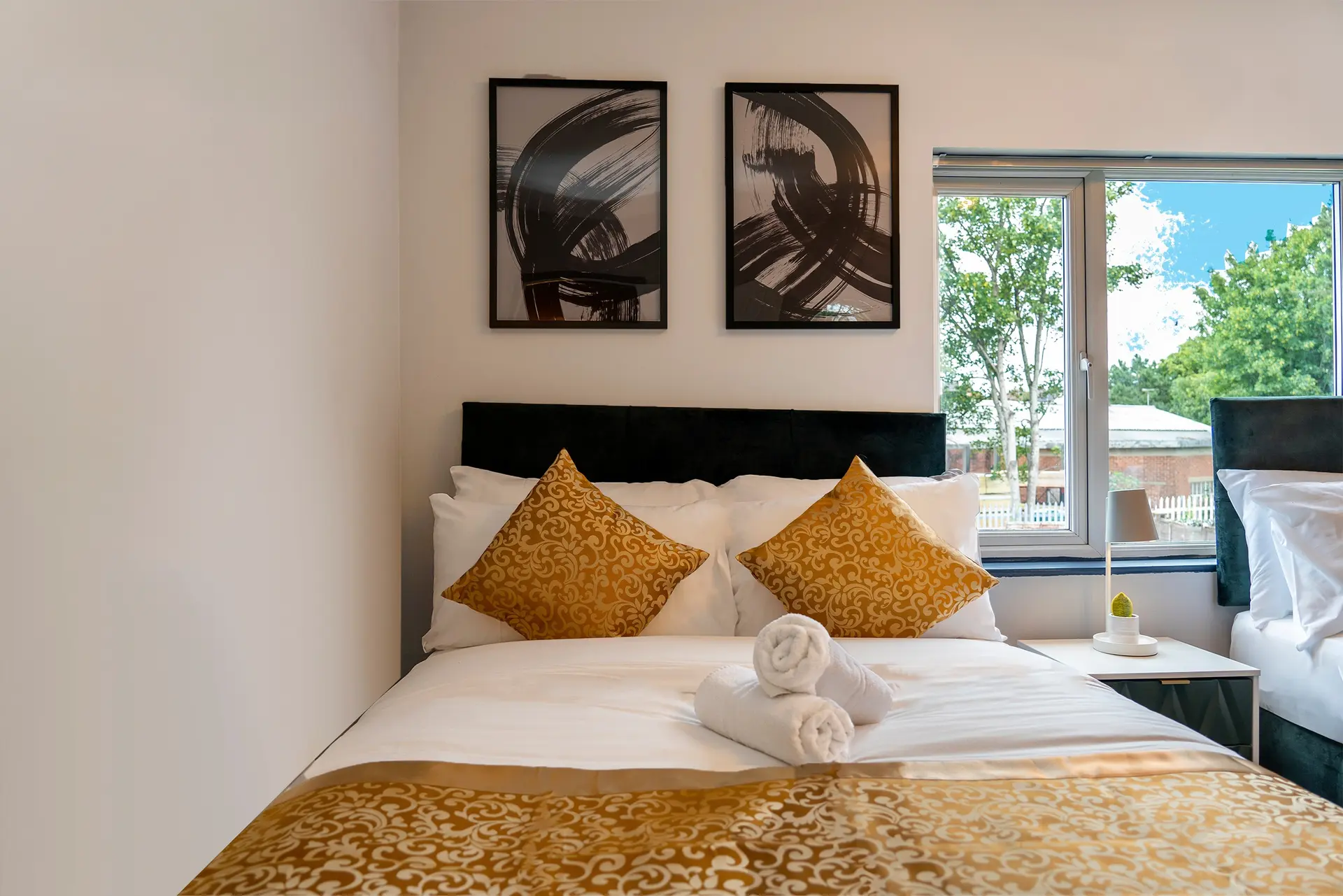 Spacious Luxury Garden House Free Parking (4)