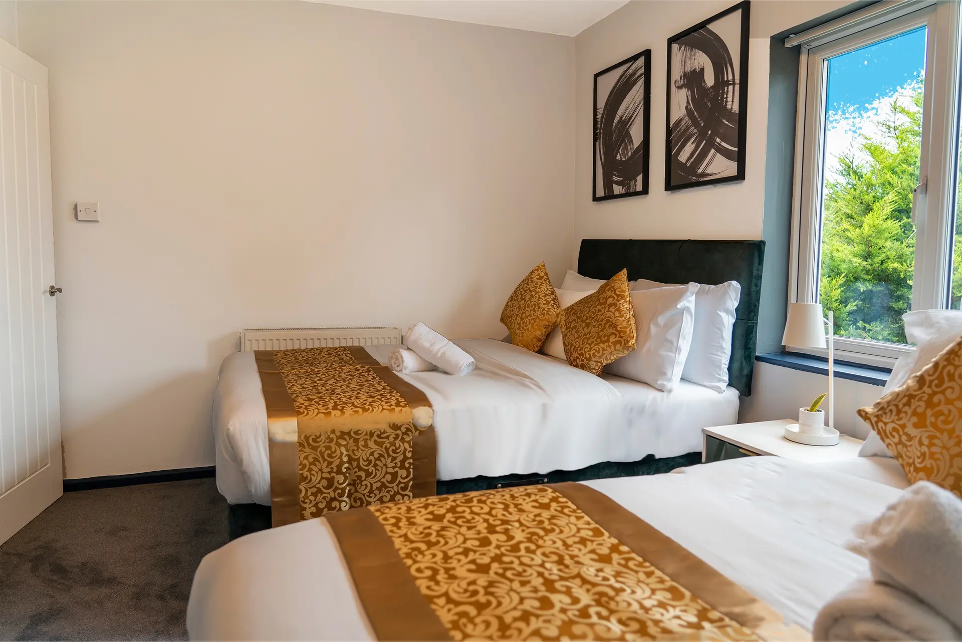 Spacious Luxury Garden House Free Parking (8)