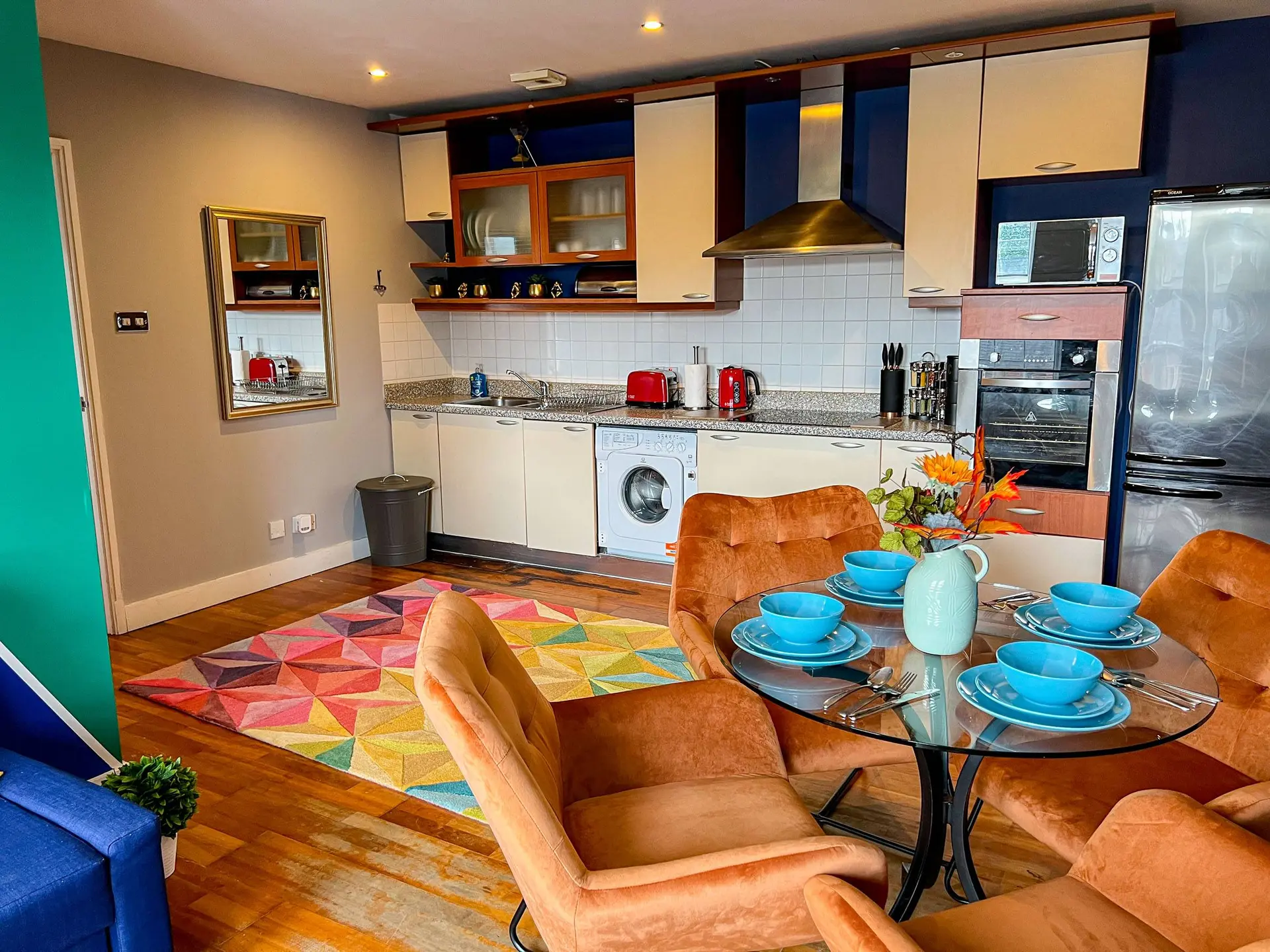 Free Parking Central Stylish 2 Bedroom Apartment – Living room (8)